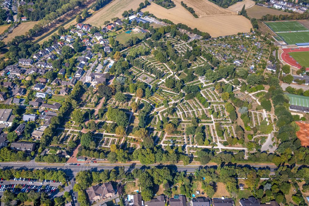 Aerial image Dinslaken - Grave rows on the grounds of the cemetery Parkfriedhon street Willy-Brandt-Strasse of Dinslaken on street Willy-Brandt-Strasse in the district Eppinghoven in Dinslaken at Ruhrgebiet in the state North Rhine-Westphalia, Germany