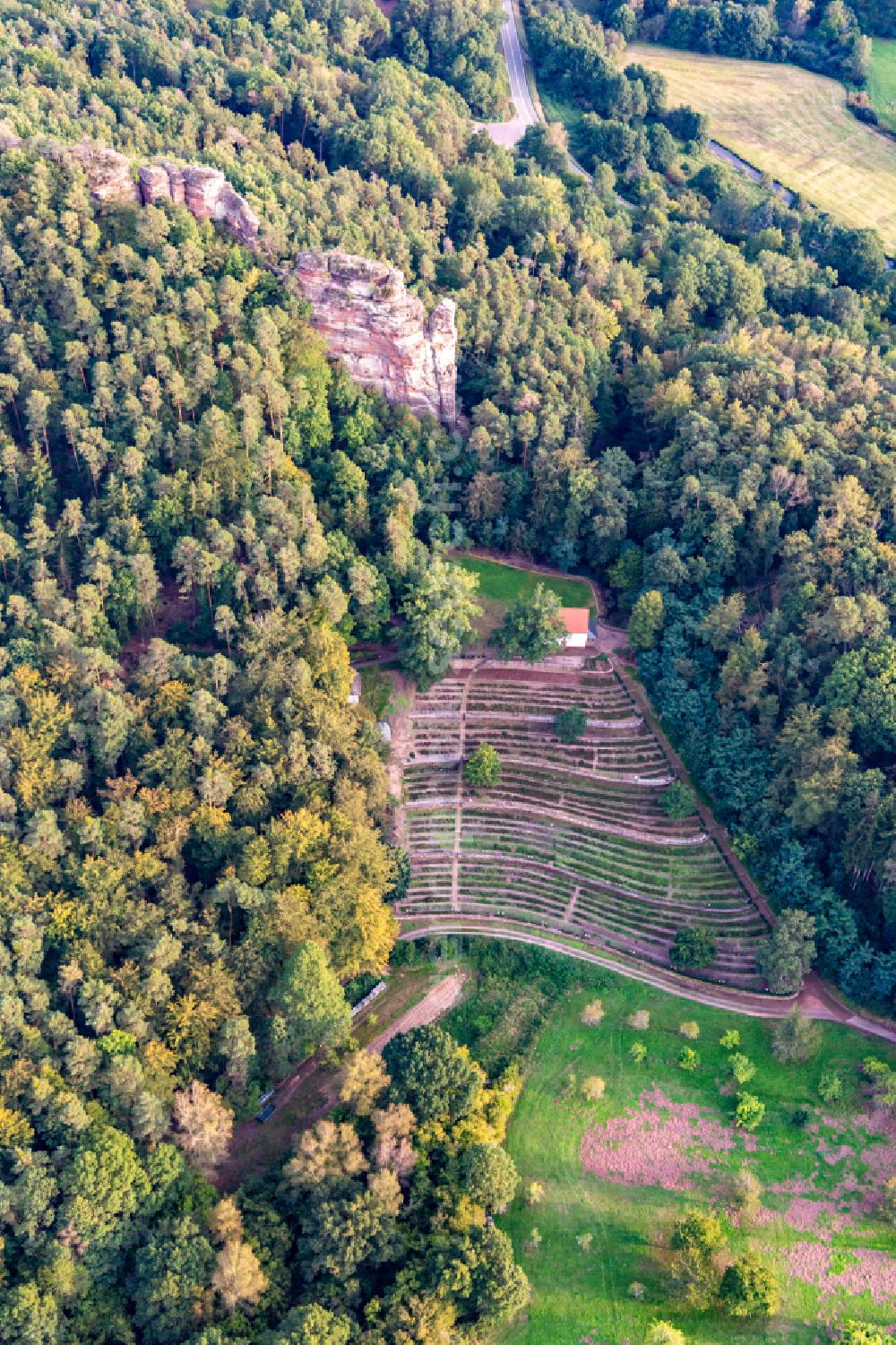 Dahn from the bird's eye view: Grave rows on the grounds of the cemetery Ehrenfriedhof Dahn with Michaels Kapelle Dahn and Lookout Hochstein in Dahn in the state Rhineland-Palatinate, Germany