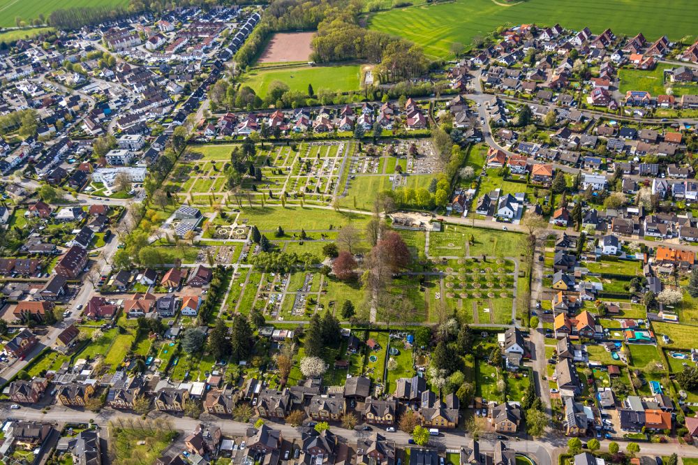 Bönen from the bird's eye view: Grave rows on the grounds of the cemetery Altenboegge on street Gartenstrasse in Boenen at Ruhrgebiet in the state North Rhine-Westphalia, Germany