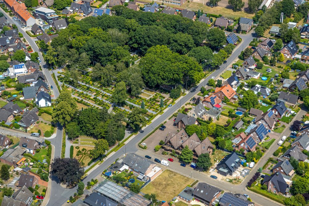 Dingden from the bird's eye view: Grave rows on the grounds of the cemetery Alter Friedhof on street Krechtinger Strasse in Dingden in the state North Rhine-Westphalia, Germany
