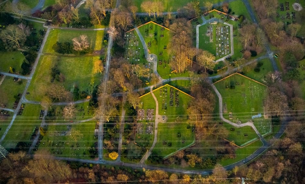 Bochum from the bird's eye view: Grave rows on the grounds of the cemetery Bezirksfriedhof Bochum-Hordel in Bochum in the state North Rhine-Westphalia