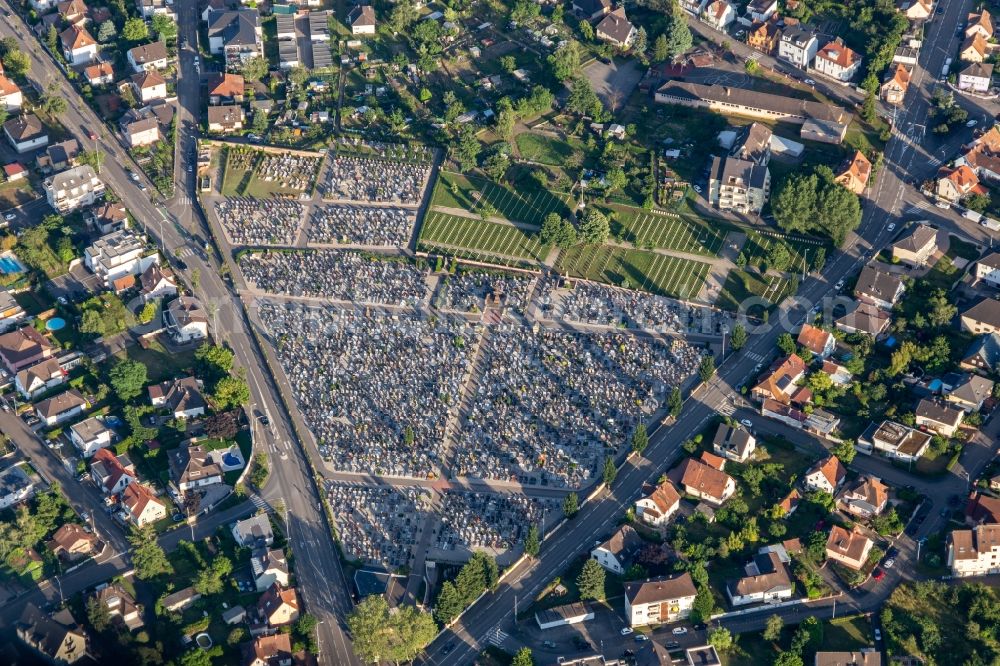 Haguenau from the bird's eye view: Grave rows on the grounds of the cemetery CimetiA?re Saint-Georges in Haguenau in Grand Est, France
