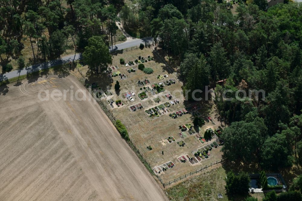 Lanz from the bird's eye view: Grave rows on the grounds of the cemetery on on agricultural field edge in Lanz in the state Brandenburg, Germany