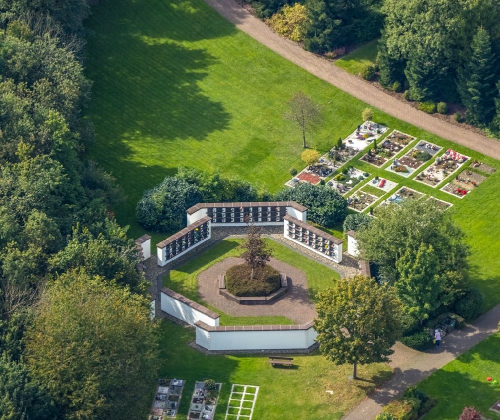 Aerial photograph Gevelsberg - Grave rows on the grounds of the cemetery along the Berchemallee in the district Gevelsberg in Gevelsberg in the state North Rhine-Westphalia, Germany