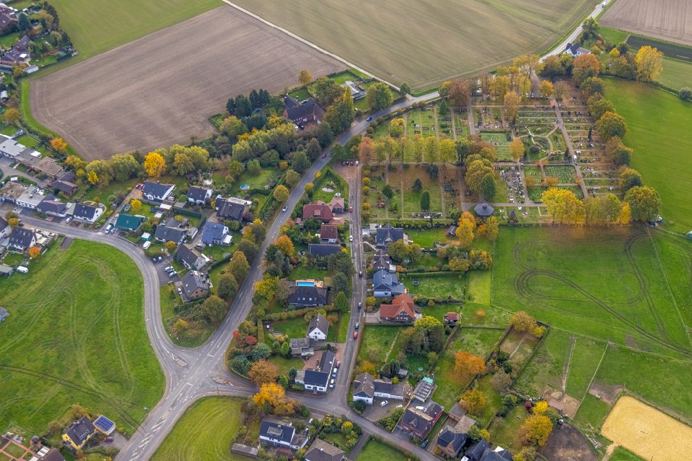 Aerial image Bergkamen - Grave rows on the grounds of the cemetery Evangelischer Friedhof Oberaden in the district Oberaden in Bergkamen at Ruhrgebiet in the state North Rhine-Westphalia, Germany