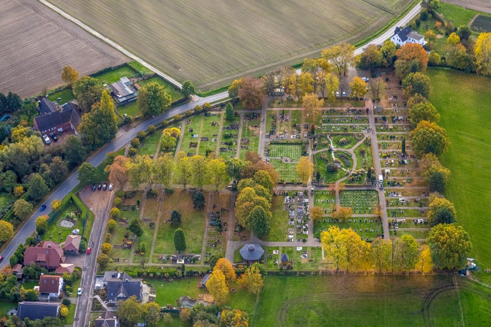 Aerial photograph Bergkamen - Grave rows on the grounds of the cemetery Evangelischer Friedhof Oberaden in the district Oberaden in Bergkamen at Ruhrgebiet in the state North Rhine-Westphalia, Germany