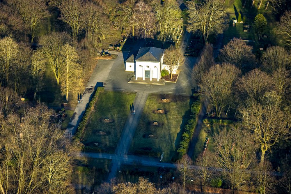 Aerial photograph Gladbeck - Grave rows on the grounds of the cemetery Friedhof Brauck on Stettiner Strasse in Gladbeck at Ruhrgebiet in the state North Rhine-Westphalia, Germany