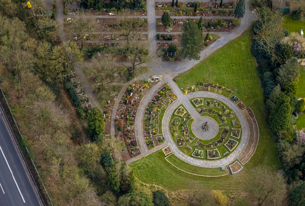 Duisburg from the bird's eye view: Grave rows on the grounds of the cemetery Friedhof on St. Hubertus on street Am Rahmer Bach in the district Rahm in Duisburg at Ruhrgebiet in the state North Rhine-Westphalia, Germany