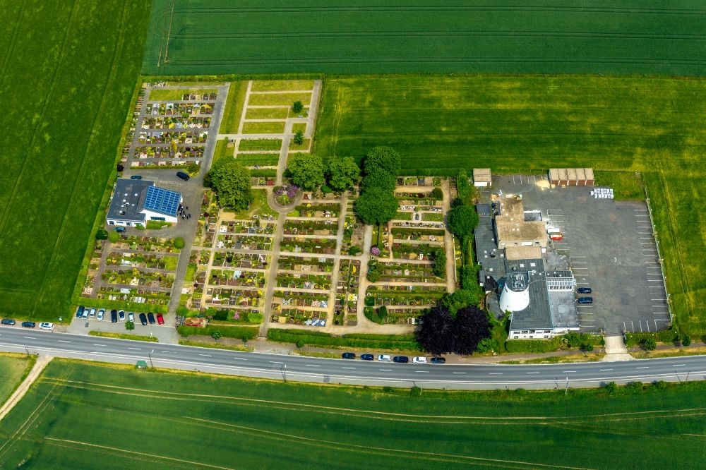 Aerial photograph Lippramsdorf - Grave rows on the grounds of the cemetery Friedhof St. Lambertus on Lembecker Strasse in Lippramsdorf in the state North Rhine-Westphalia, Germany