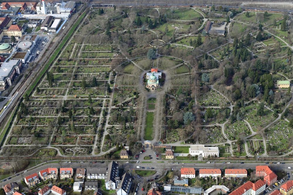 Freiburg im Breisgau from above - Grave rows on the grounds of the cemetery on Friedhofstrasse in the district Stuehlinger in Freiburg im Breisgau in the state Baden-Wurttemberg, Germany