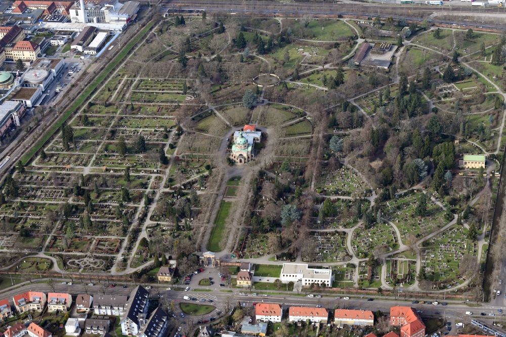Freiburg im Breisgau from the bird's eye view: Grave rows on the grounds of the cemetery on Friedhofstrasse in the district Stuehlinger in Freiburg im Breisgau in the state Baden-Wurttemberg, Germany