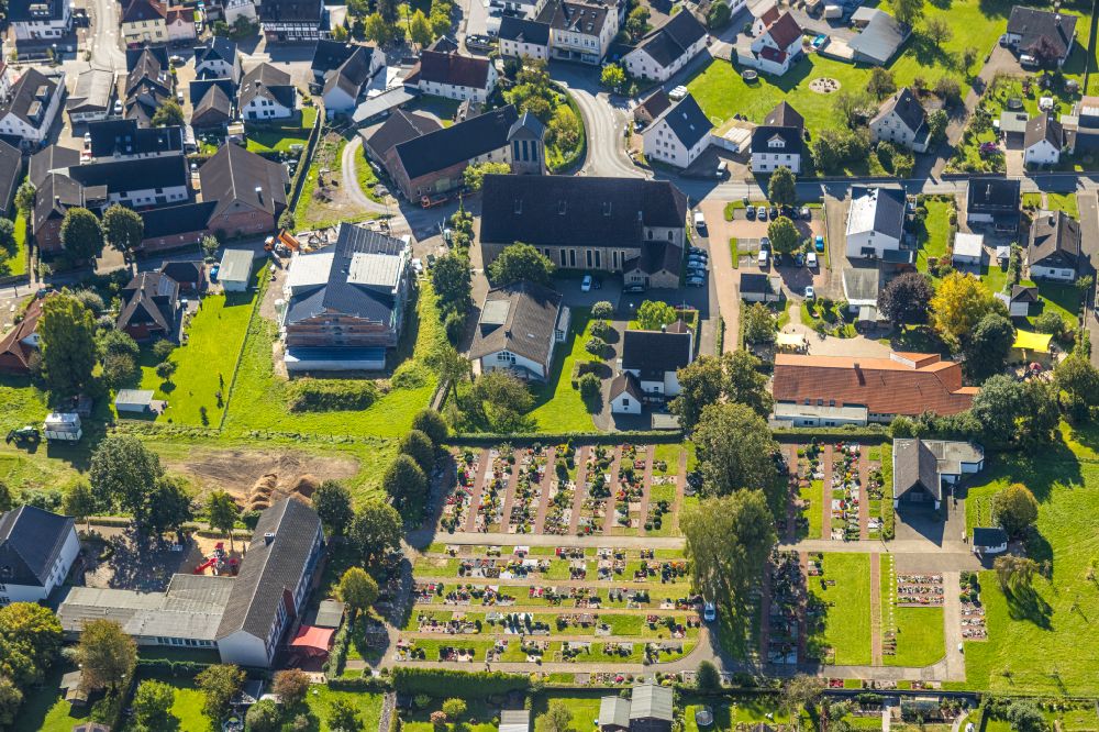 Aerial photograph Garbeck - Grave rows on the grounds of the cemetery on street Maerkische Strasse in Garbeck in the state North Rhine-Westphalia, Germany