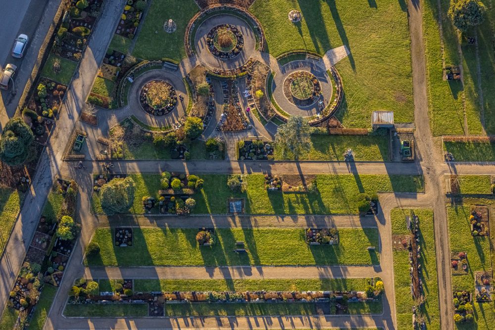 Aerial image Gladbeck - Grave rows on the grounds of the cemetery in Gladbeck in the state North Rhine-Westphalia, Germany