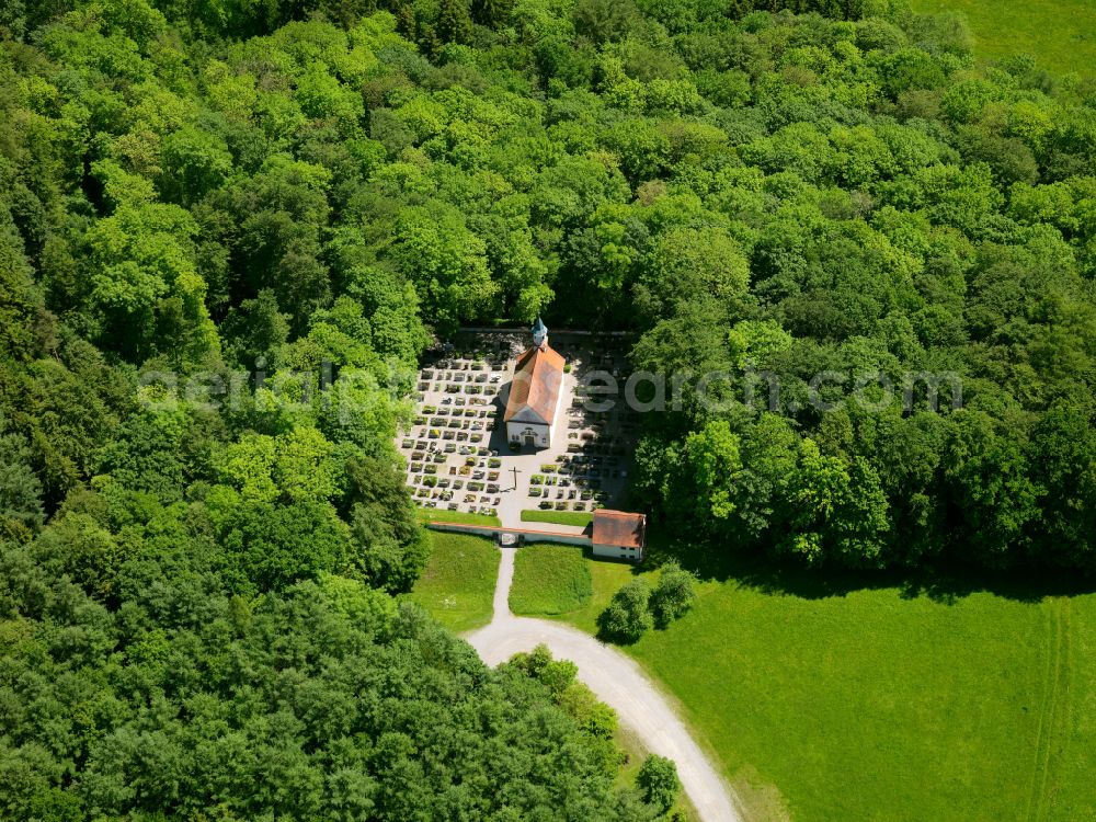 Gutenzell-Hürbel from the bird's eye view: Grave rows on the grounds of the cemetery Friedhof Gutenzell-Huerbel in Gutenzell-Huerbel in the state Baden-Wuerttemberg, Germany