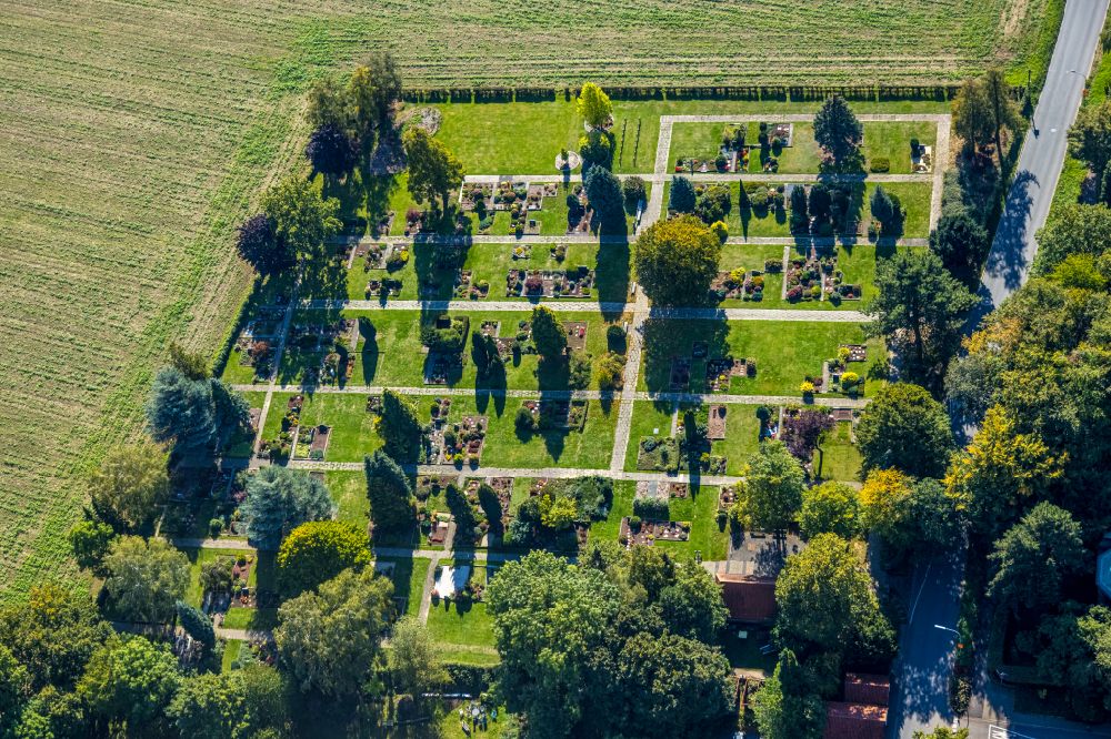 Hemmerde from above - Grave rows on the grounds of the cemetery on street Hemmerder Dorfstrasse in Hemmerde at Ruhrgebiet in the state North Rhine-Westphalia, Germany