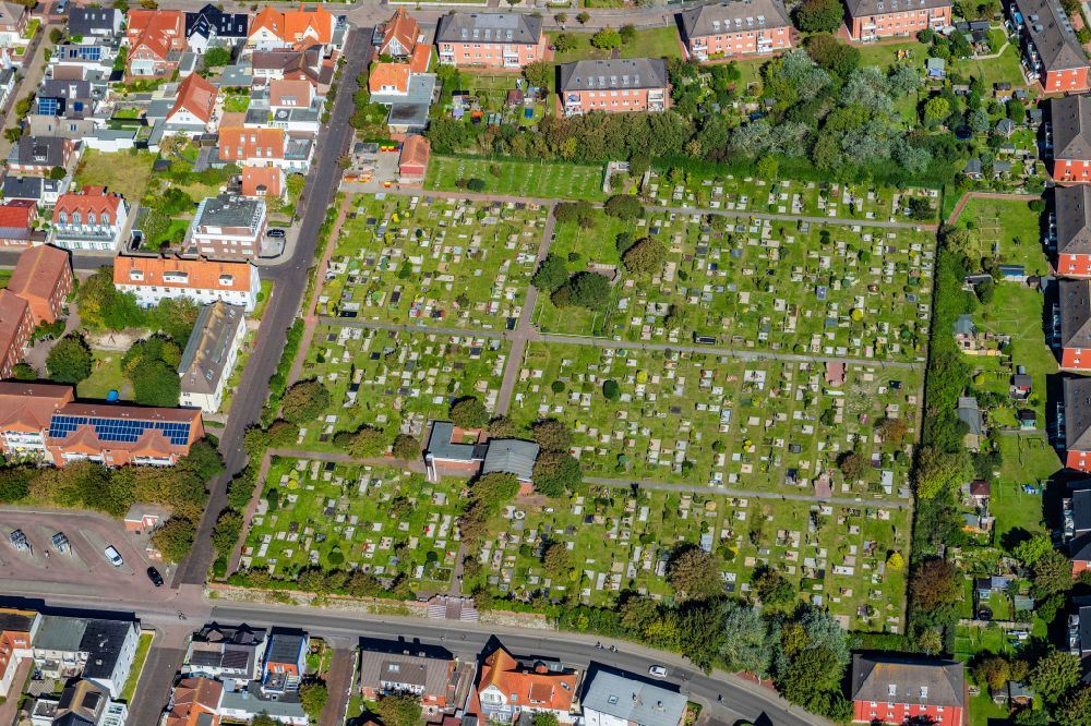 Aerial image Norderney - Rows of graves on the grounds of the cemetery at Jann-Berghaus-Strasse 44-45 on Norderney in the state Lower Saxony, Germany