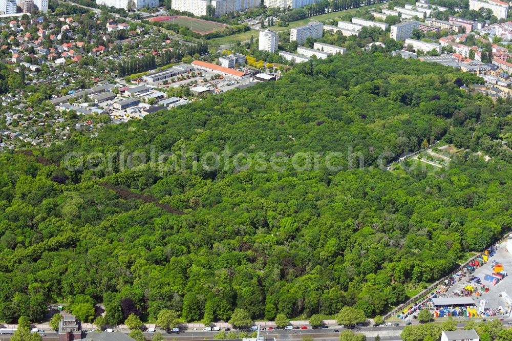 Berlin from above - Grave rows on the grounds of the cemetery Juedischer Friedhof Weissensee on Herbert-Baum-Strasse in the district Weissensee in Berlin, Germany