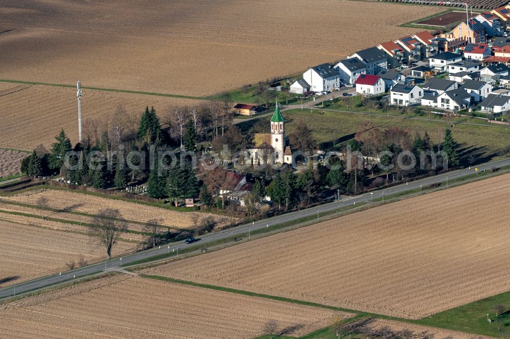 Orschweier from the bird's eye view: Grave rows on the grounds of the cemetery with Kapelle in Orschweier in the state Baden-Wurttemberg, Germany