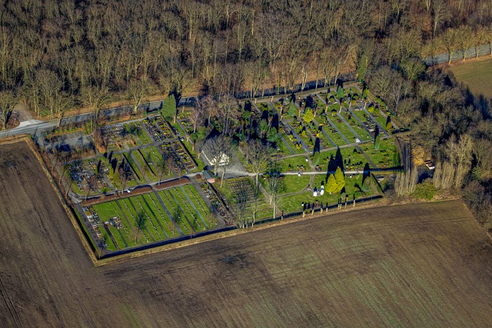 Aerial photograph Bodelschwingh - Grave rows on the grounds of the cemetery Katholischer Friedhof on street Schlossstrasse in Bodelschwingh at Ruhrgebiet in the state North Rhine-Westphalia, Germany