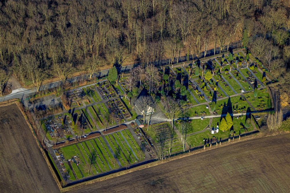 Bodelschwingh from above - Grave rows on the grounds of the cemetery Katholischer Friedhof on street Schlossstrasse in Bodelschwingh at Ruhrgebiet in the state North Rhine-Westphalia, Germany