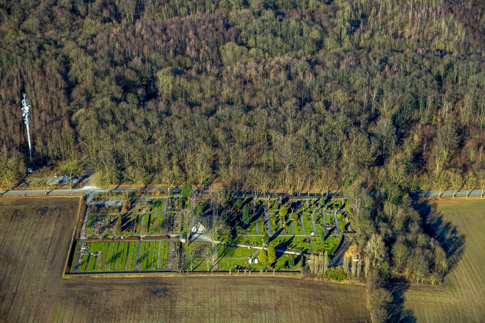 Bodelschwingh from the bird's eye view: Grave rows on the grounds of the cemetery Katholischer Friedhof on street Schlossstrasse in Bodelschwingh at Ruhrgebiet in the state North Rhine-Westphalia, Germany
