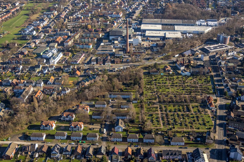 Aerial image Lünen - Grave rows on the grounds of the cemetery Katholischer Friedhof St. Marien on street Alstedder Strasse in Luenen at Ruhrgebiet in the state North Rhine-Westphalia, Germany