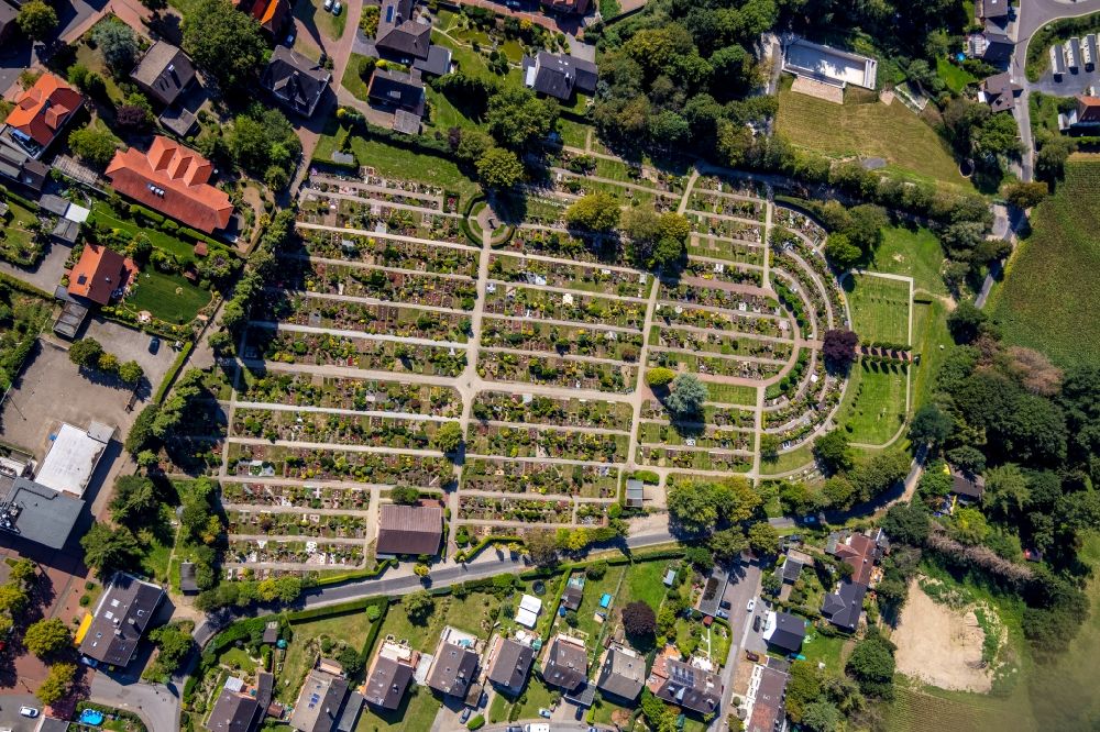Aerial photograph Hünxe - Grave rows on the grounds of the cemetery of Kirchengemeinde Huenxe Am Friedhof in Huenxe in the state North Rhine-Westphalia, Germany