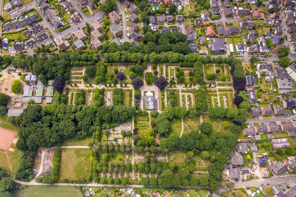 Aerial photograph Dorsten - Grave rows on the grounds of the cemetery - Kommunalfriedhof on street Glueck-Auf-Strasse in the district Hervest in Dorsten at Ruhrgebiet in the state North Rhine-Westphalia, Germany