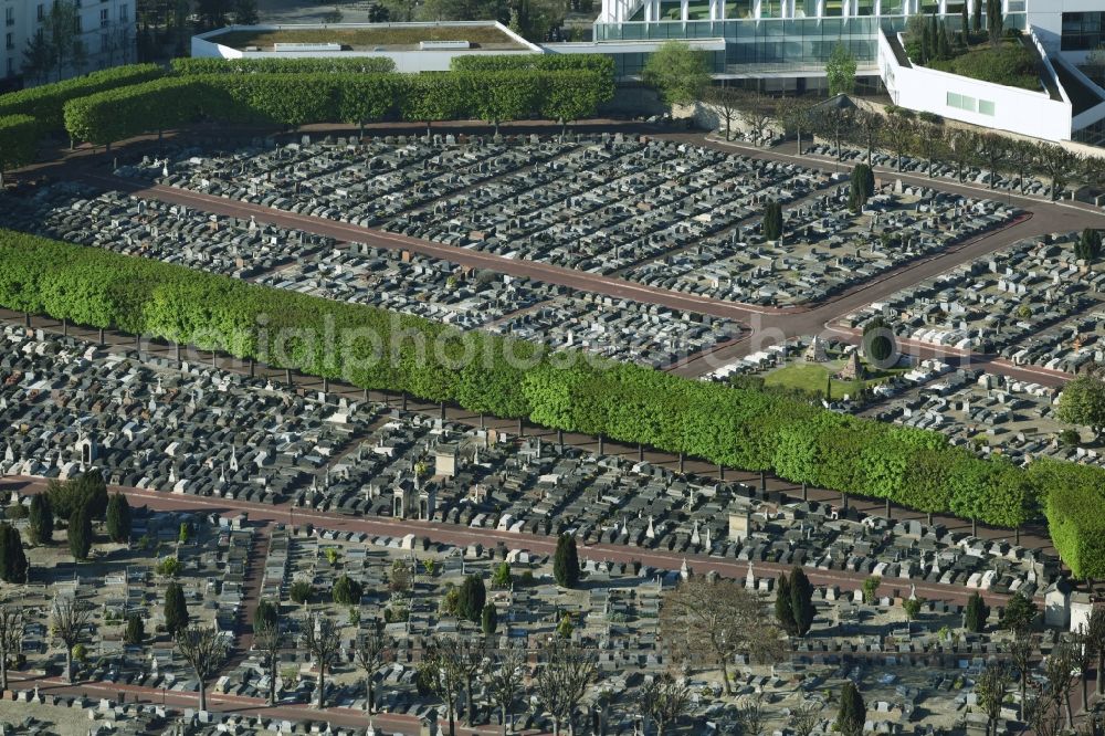 Aerial photograph Levallois-Perret - Grave rows on the grounds of the cemetery Cimetiere Levallois-Perret an der Rue Baudin in Levallois-Perret in Ile-de-France, France