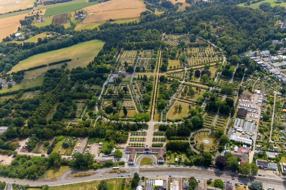 Mülheim an der Ruhr from the bird's eye view: Grave rows on the grounds of the cemetery Muelheim on Ruhr in Muelheim on the Ruhr in the state North Rhine-Westphalia, Germany