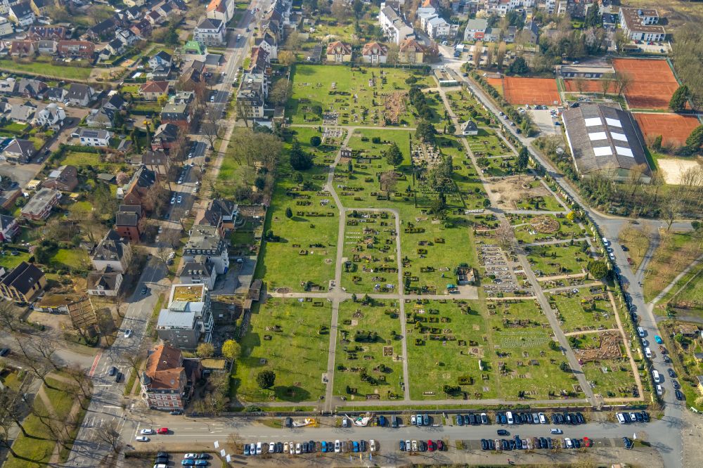 Aerial photograph Hamm - grave rows on the grounds of the cemetery on street Rietzgartenstrasse in the district Heessen in Hamm at Ruhrgebiet in the state North Rhine-Westphalia, Germany