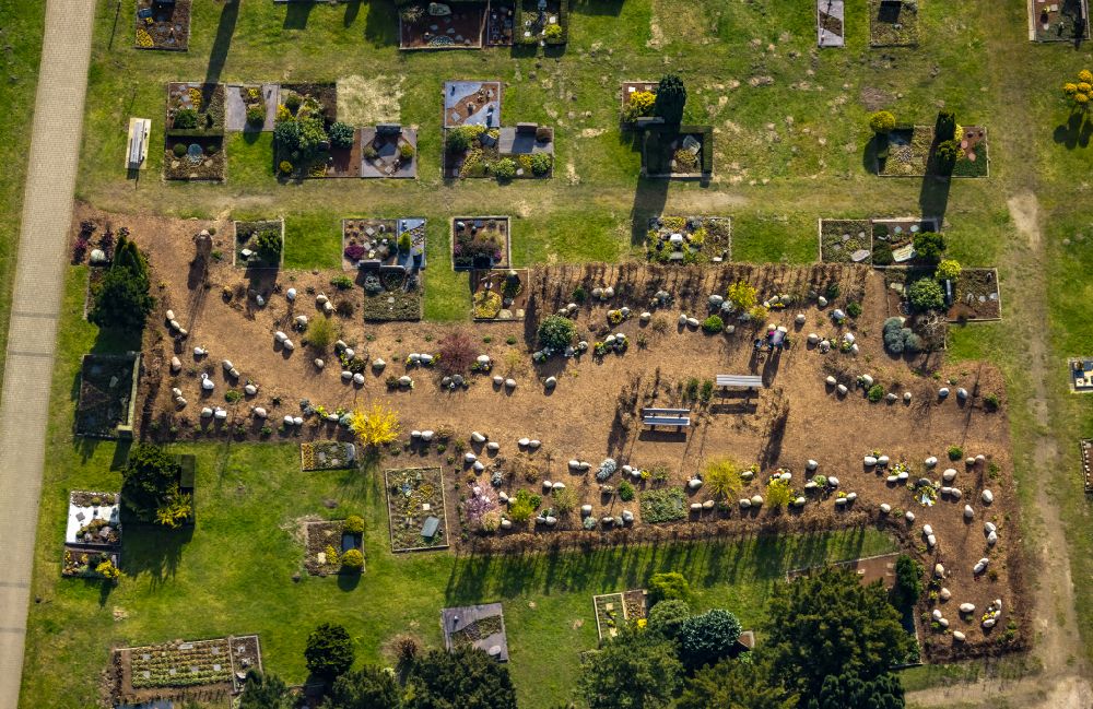 Hamm from above - grave rows on the grounds of the cemetery on street Rietzgartenstrasse in the district Heessen in Hamm at Ruhrgebiet in the state North Rhine-Westphalia, Germany