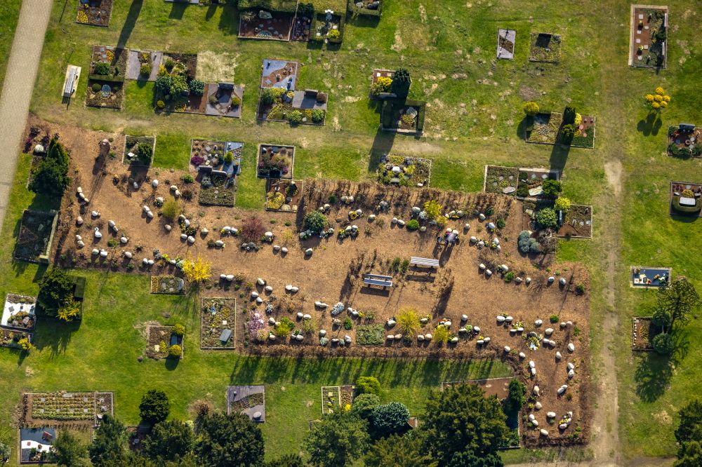 Hamm from the bird's eye view: grave rows on the grounds of the cemetery on street Rietzgartenstrasse in the district Heessen in Hamm at Ruhrgebiet in the state North Rhine-Westphalia, Germany