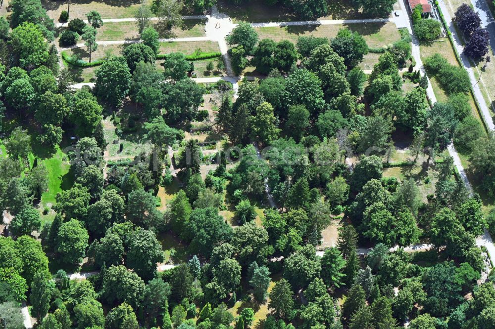 Aerial image Berlin - Grave rows on the grounds of the cemetery Pankow III in the district Niederschoenhausen in Berlin, Germany