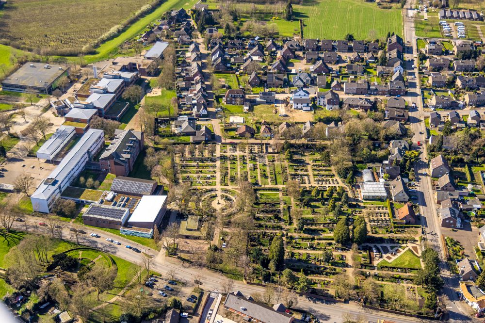 Aerial photograph Rees - Grave rows on the grounds of the cemetery on street Westring in Rees in the state North Rhine-Westphalia, Germany