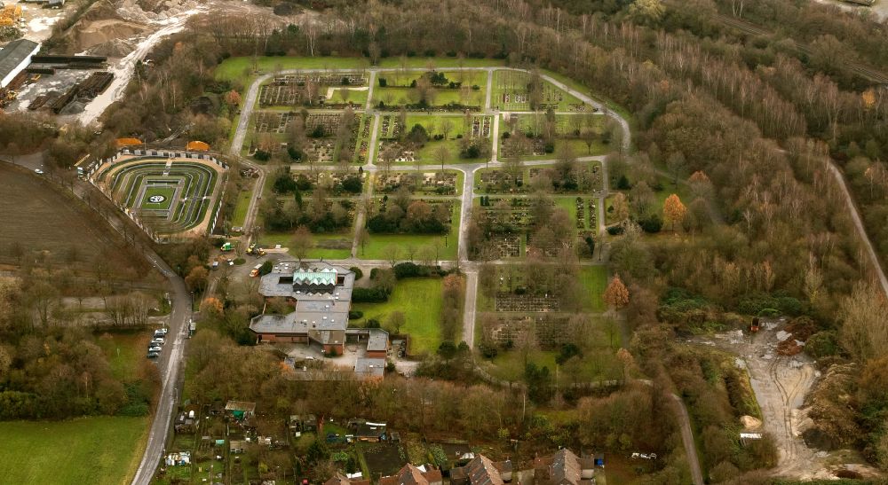 Gelsenkirchen from above - Grave rows on the grounds of the cemetery Schalke-FanFeld on street Pfeilstrasse in the district Beckhausen in Gelsenkirchen at Ruhrgebiet in the state North Rhine-Westphalia, Germany
