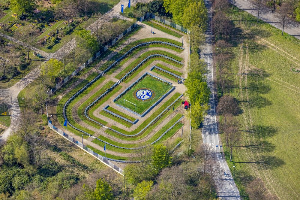 Aerial image Gelsenkirchen - Grave rows on the grounds of the cemetery Schalke-FanFeld on street Pfeilstrasse in the district Beckhausen in Gelsenkirchen at Ruhrgebiet in the state North Rhine-Westphalia, Germany