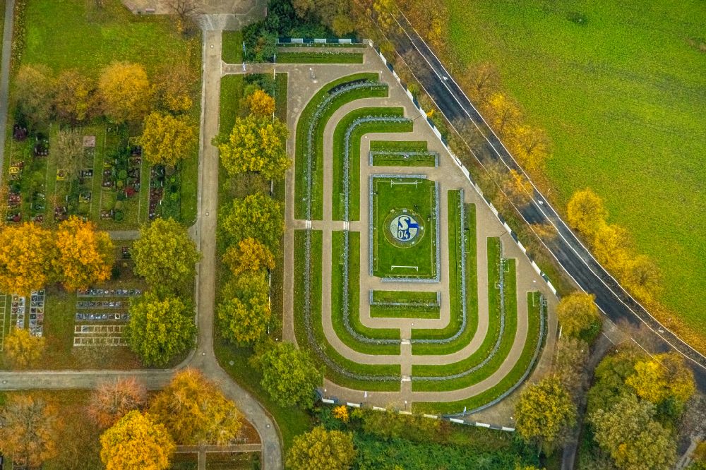Aerial photograph Gelsenkirchen - Grave rows on the grounds of the cemetery Schalke-FanFeld on street Pfeilstrasse in the district Beckhausen in Gelsenkirchen at Ruhrgebiet in the state North Rhine-Westphalia, Germany