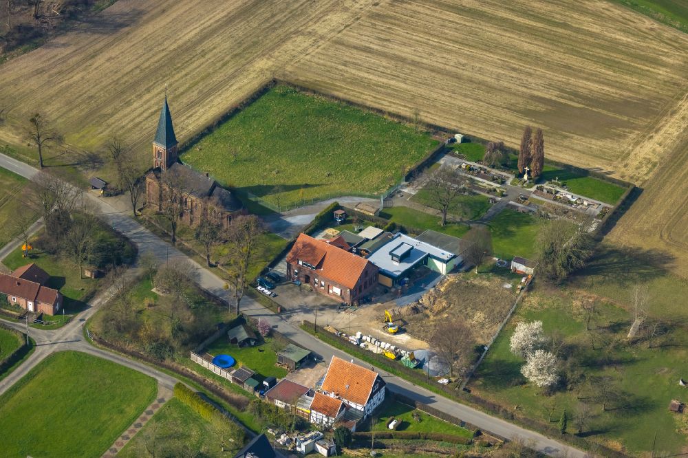 Süddinker from the bird's eye view: Grave rows on the grounds of the cemetery in Sueddinker at Ruhrgebiet in the state North Rhine-Westphalia, Germany