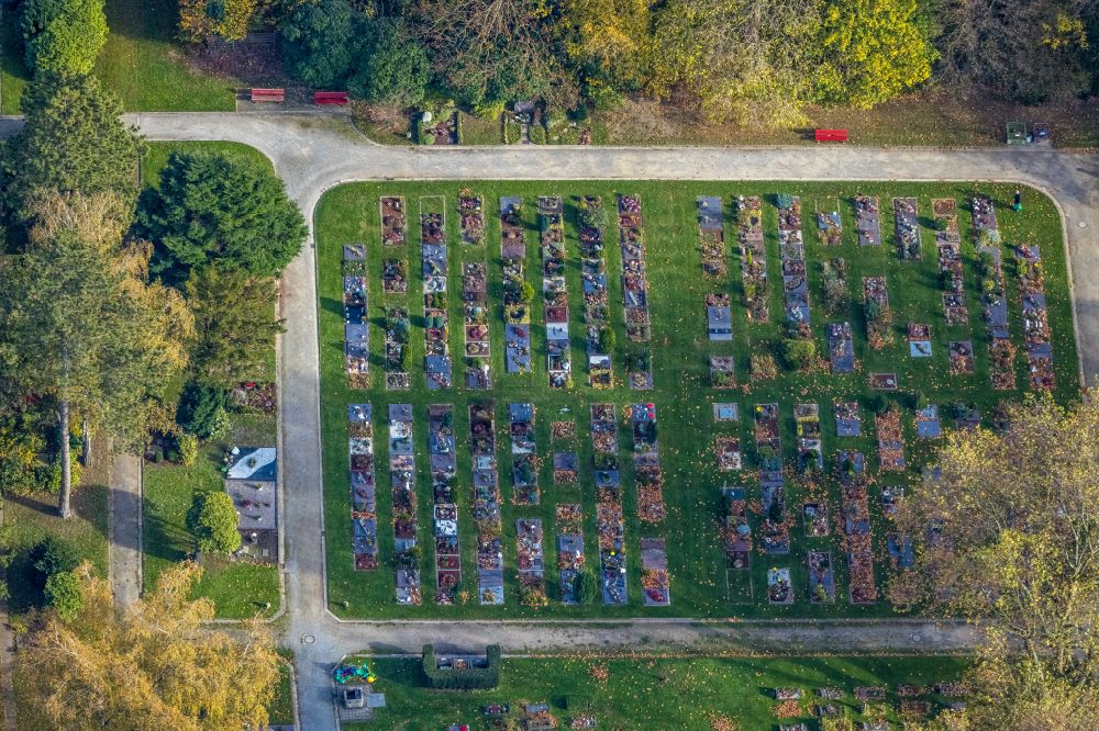 Bochum from the bird's eye view: Grave rows on the grounds of the cemetery Staedt. Friedhon street Herner Strasse of Riemke on street Herner Strasse in the district Riemke in Bochum at Ruhrgebiet in the state North Rhine-Westphalia, Germany