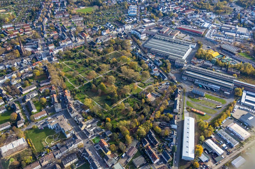 Bochum from above - Grave rows on the grounds of the cemetery Staedt. Friedhon street Herner Strasse of Riemke on street Herner Strasse in the district Riemke in Bochum at Ruhrgebiet in the state North Rhine-Westphalia, Germany