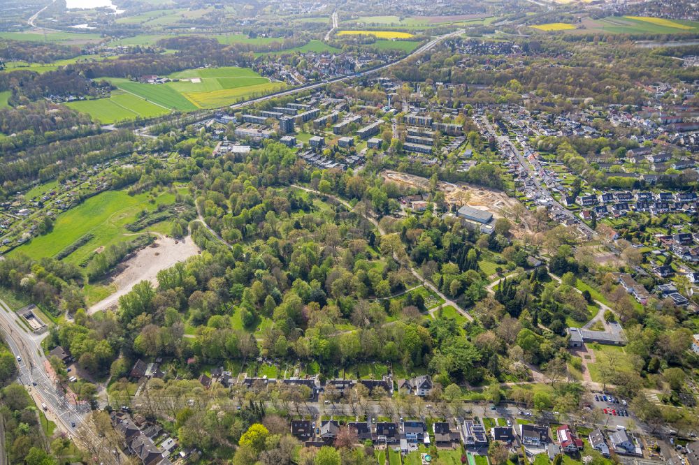 Aerial photograph Langendreer - Grave rows on the grounds of the cemetery Staedtischer Friedhof on street Stiftstrasse in Langendreer at Ruhrgebiet in the state North Rhine-Westphalia, Germany