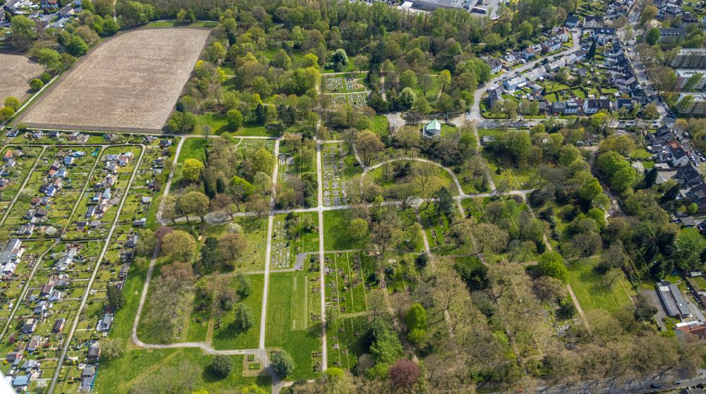 Aerial photograph Bochum - Grave rows on the grounds of the cemetery Staedtischer Friedhof Werne in the district Werne in Bochum at Ruhrgebiet in the state North Rhine-Westphalia, Germany
