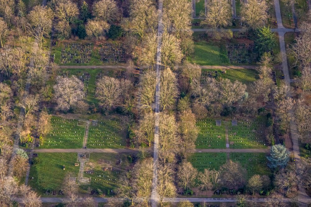 Aerial image Duisburg - Grave rows on the grounds of the cemetery Waldfriedhof Duisburg on Duesseldorfer Strasse in the district Wanheimerort in Duisburg at Ruhrgebiet in the state North Rhine-Westphalia, Germany
