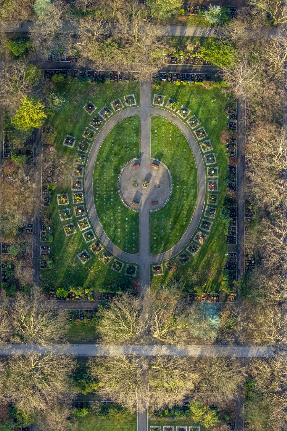 Aerial photograph Duisburg - Grave rows on the grounds of the cemetery Waldfriedhof Duisburg on Duesseldorfer Strasse in the district Wanheimerort in Duisburg at Ruhrgebiet in the state North Rhine-Westphalia, Germany