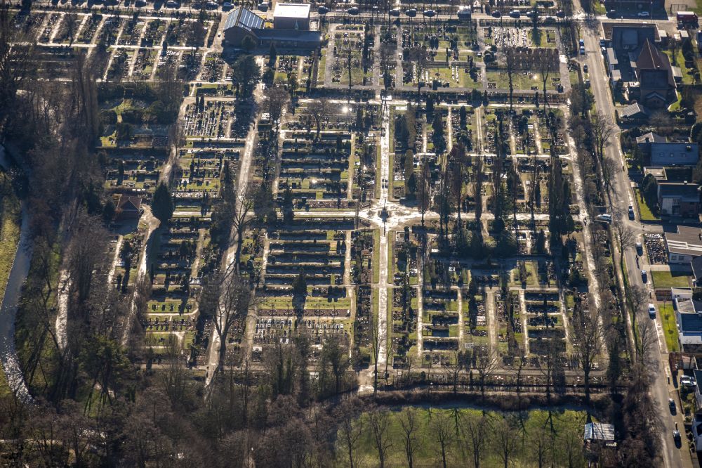 Werne from above - Grave rows on the grounds of the cemetery on street Suedring in Werne at Ruhrgebiet in the state North Rhine-Westphalia, Germany