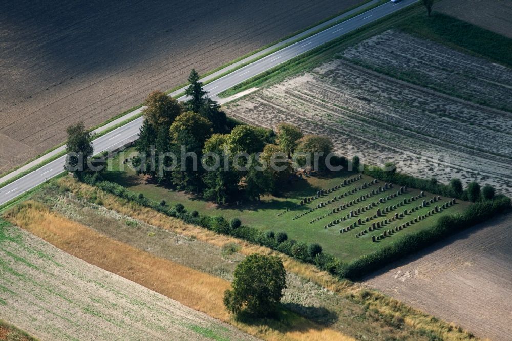 Rülzheim from the bird's eye view: Grave rows on the grounds of the jewish cemetery in Ruelzheim in the state Rhineland-Palatinate