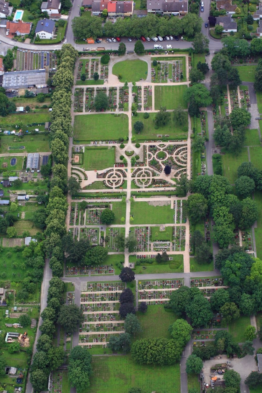 Aerial image Weil am Rhein - Grave rows an structure on the grounds of the cemetery in Weil am Rhein in the state Baden-Wuerttemberg