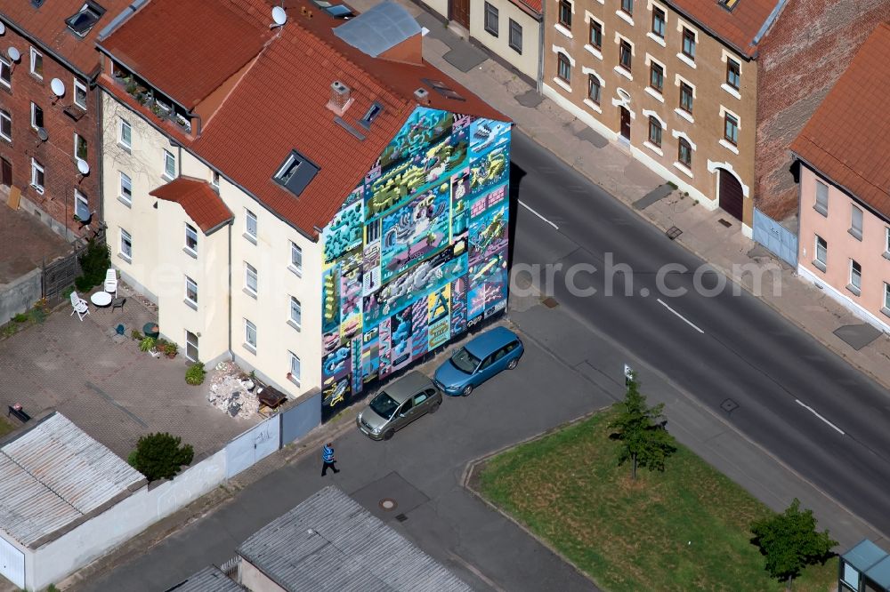 Aerial image Erfurt - Graffiti- artwork and large-area painting on a facade of a residential building on Salzstrasse in the district Ilversgehofen in Erfurt in the state Thuringia, Germany