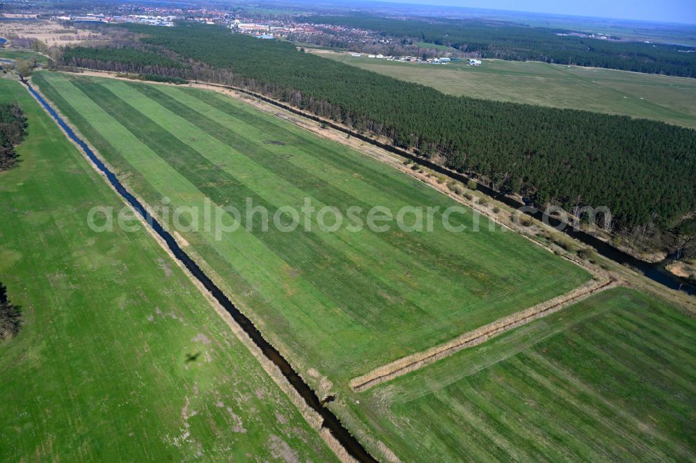 Aerial image Blievenstorf - Grassy structures of a field and meadow landscape and culvert systems Wabeler Bach - Alte Elde in Blievenstorf in the state Mecklenburg - Western Pomerania, Germany